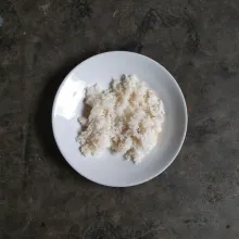 Siapkan nasi putih secukupnya dan sajikan nasi rawon daging kikil.