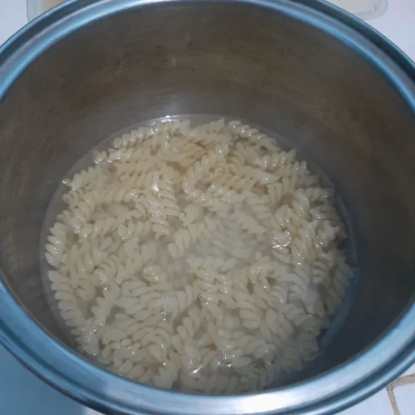 Rendam makaroni di air panas hingga sedikit mengembang. Tiriskan.