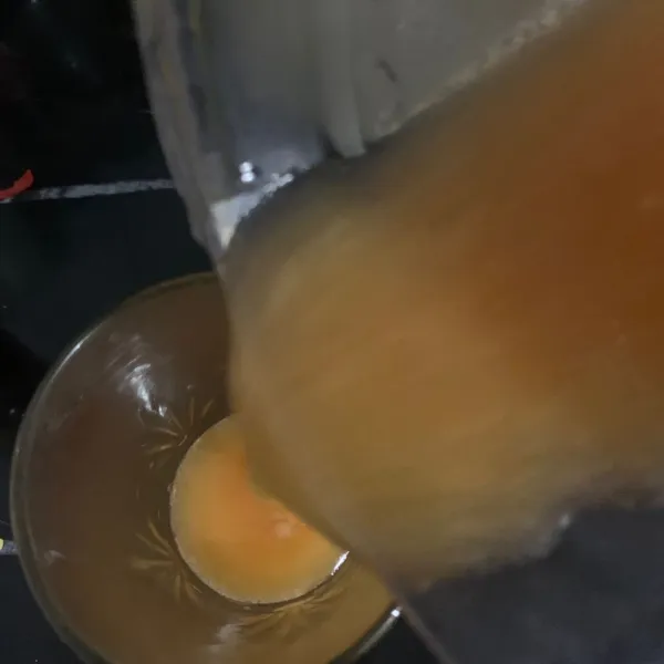 Tuang ke gelas saji