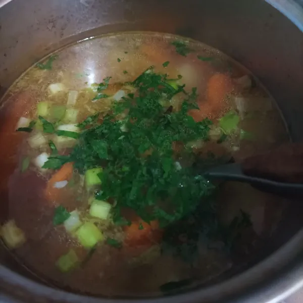Masukkan daun sop. Siap disajikan kalau ada taburi bawang goreng!
