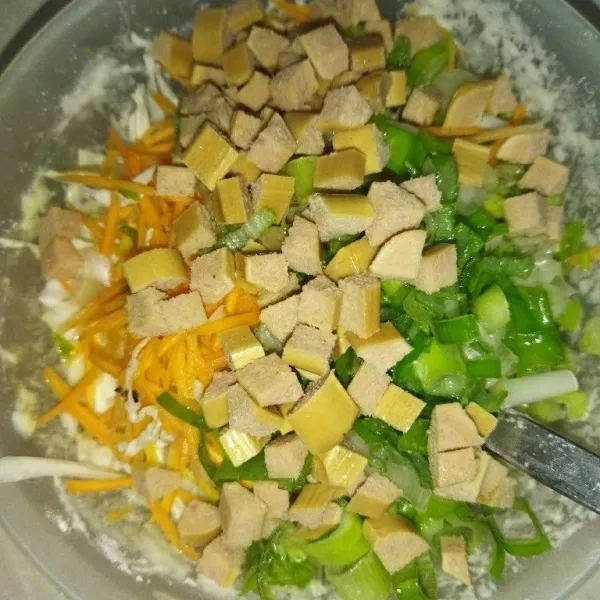 Masukkan potongan kol, wortel, sosis dan daun bawang.