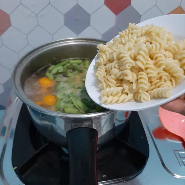 Bumbui dengan garam dan kaldu bubuk. Koreksi rasa. Masukkan makaroni sesaat sebelum diangkat.