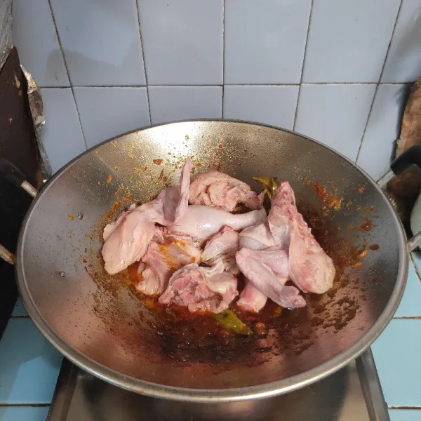 Masukkan potongan ayam, aduk selama 2 menit hingga tercampur rata.