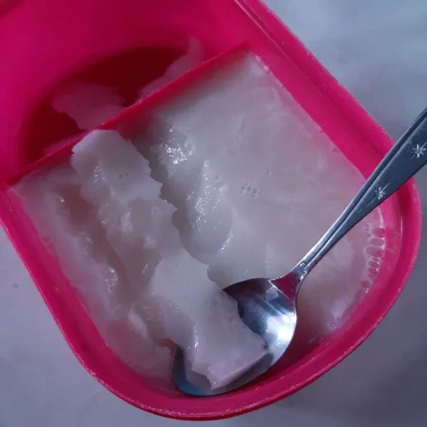 Kerok-kerok jelly menggunakan kerokan kelapa atau sendok.