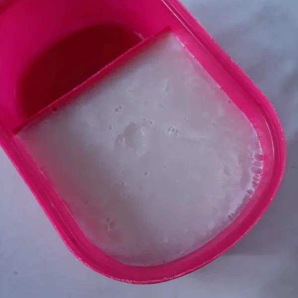 Tuang jelly dalam wadah. Tunggu dingin dan mengeras.