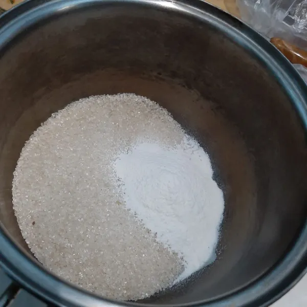 Campurkan gula pasir, jelly dan garam.