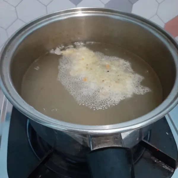 Masak air hingga mendidih. Masukkan bumbu halus.