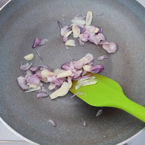Panaskan minyak, tumis bawang merah dan bawang putih hingga harum dan layu.