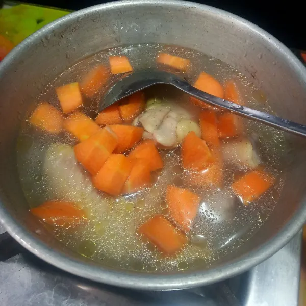 Rebus kembali ayam dengan wortel yang sudah dipotong sesuau selera.