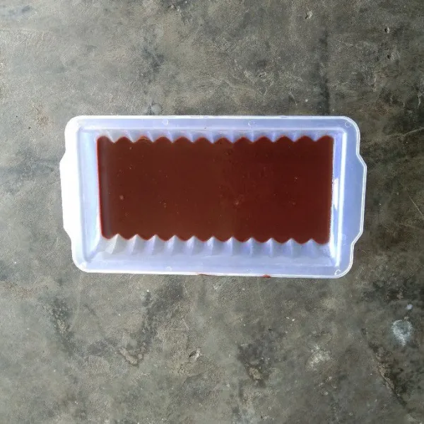 Setelah puding labu matang, masukkan ke dalam cetakan. Tunggu dingin. Setelahnya buat puding coklat dan masukkan puding coklat ke dalam cetakan.