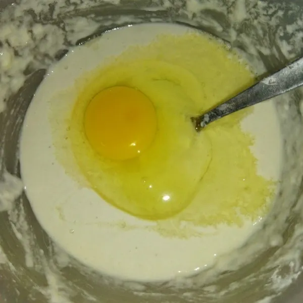 Siapkan wadah, masukkan tepung terigu, garam dan kaldu bubuk, aduk rata, lalu masukkan telur, aduk hingga tercampur rata.