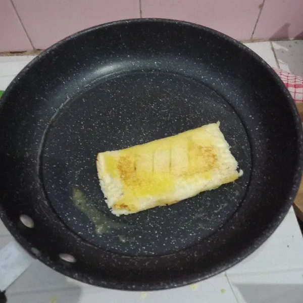 Olesi permukaan roti dengan margarin, panggang di teflon sampai kecokelatan, bolak-balik sampai matang, setelah matang siap disajikan.