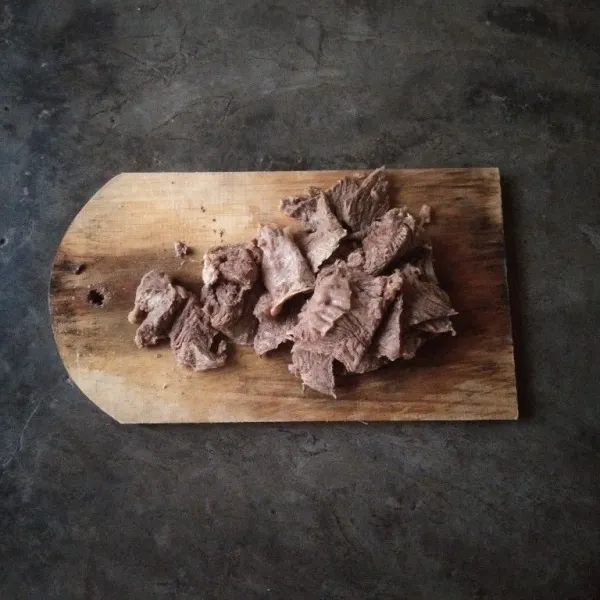 Rebus daging hingga empuk dan iris dengan ketebalan 1 cm dan keprak satu kali menggunnakan pisau atau ulek-ulek agar bumbu nantinya lebih mudah meresap.