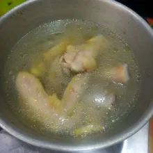 Cuci bersih ayam, lalu rebus hingga mendidih. Angkat dan tiriskan.