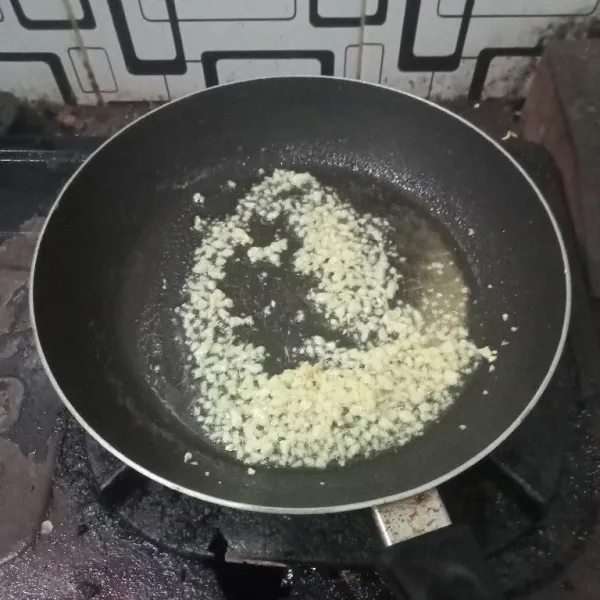 Tumis bawang putih cincang sampai harum