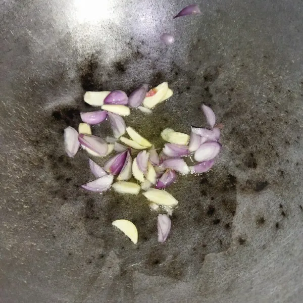 Panaskan minyak goreng, tumis bawang merah dan bawang putih hingga harum.