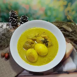 Opor Kuning Ayam Telur