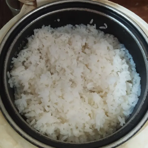 Masak nasi seperti biasa menggunakan magic com.