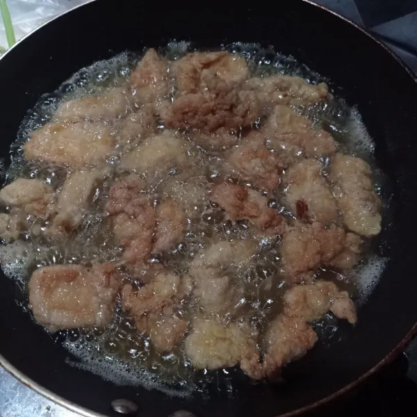 Goreng pada minyak panas sampai kering keemasan, tiriskan.