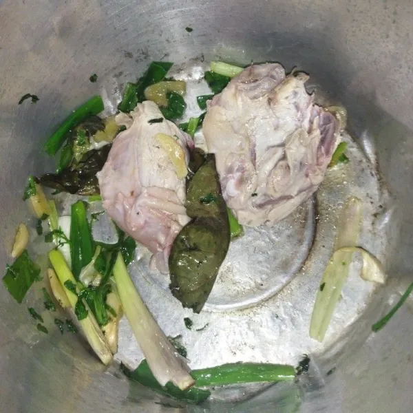 Panaskan minyak goreng, masukkan jahe, daun bawang, seledri, daun salam dan serai, tumis hingga wangi, masukkan tulangan ayam, aduk rata.