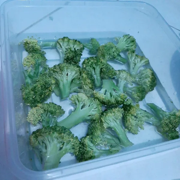 Potong-potong brokoli. Rendam di air garam lalu cuci bersih.