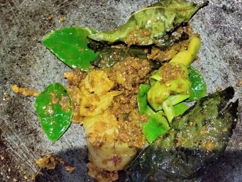 Tumis semua bahan kuah dengan sedikit minyak, tambahkan gula, garam, dan penyedap rasa secukupnya.