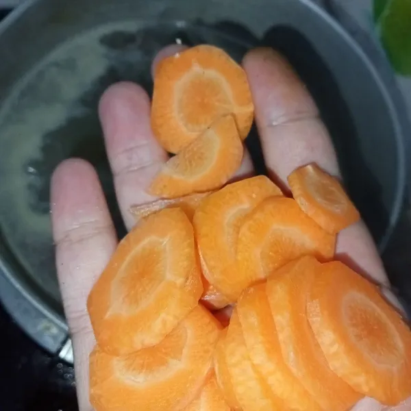 Masukkan wortel dan kentang setelah wortel matang masukkan buncis  dan kembang kol.