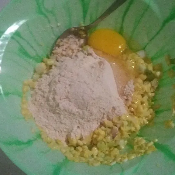 Tambahkan telur dan tepung bumbu.