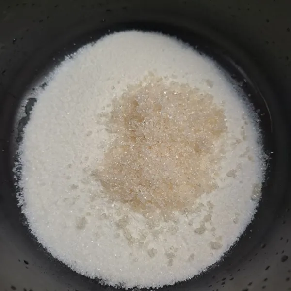 Campur bubuk agar dan gula pasir.