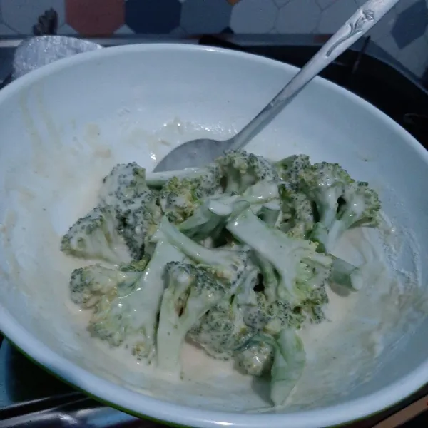 Masukkan brokoli di adonan basah.