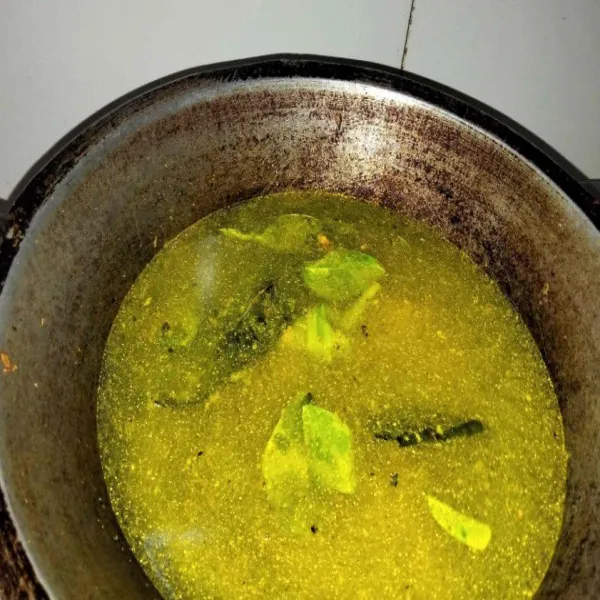 Jika sudah mengeluarkan bau yang sedap tambahkan air.