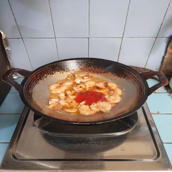 Masukkan air, saus sambal, saus tomat, saus tiram dan madu. Aduk hingga tercampur rata.
