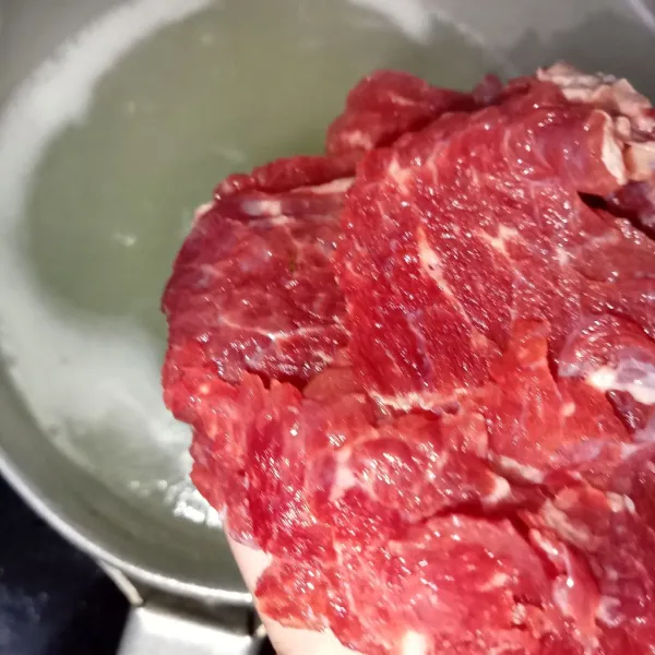 Masukkan daging masak hingga daging matang.