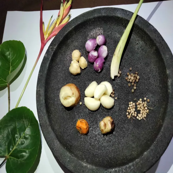Selanjutnya siapkan bahan untuk pembuatan kuah soto mulai dari ketumbar, lada, bawang putih, bawang merah, jahe, kunyit, dan kemiri. Ulek semua bahan hingga halus. Sedangkan untuk lengkuas dan sereh cukup di geprek saja.