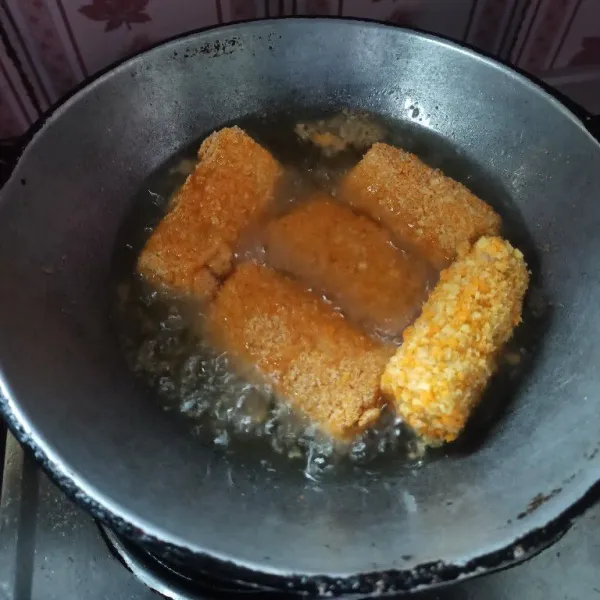 Panaskan minyak goreng secukupnya, kemudian masukkan risoles, goreng hingga matang.