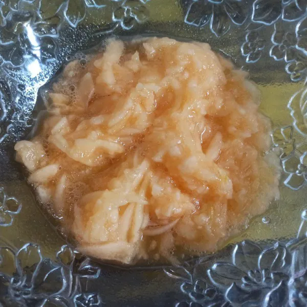 Belah blewah menjadi 2 bagian, buang bijinya kemudian keruk bagian dagingnya.