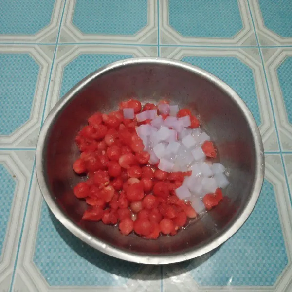 Siapkan wadah. Masukkan semangka dan nata de coco.