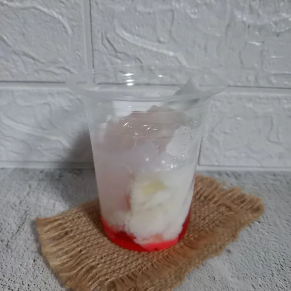 Masukkan juga 2 sdm nata de coco dan 1 sdm air gula.