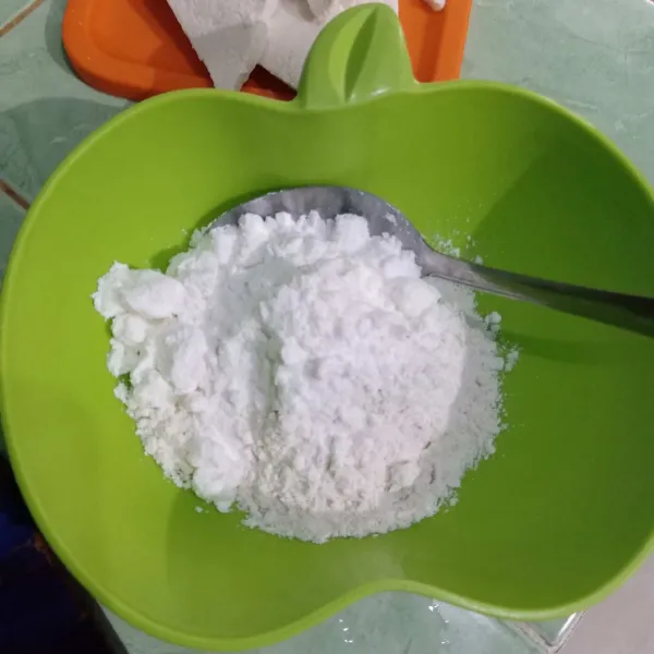 Masukkan tepung bumbu, tepung terigu dan tepung maizena dalam wadah.