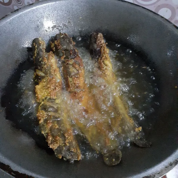 Goreng ikan hingga matang dan garing. Sajikan ikan lele goreng ketumbar bersama sambal terasi!