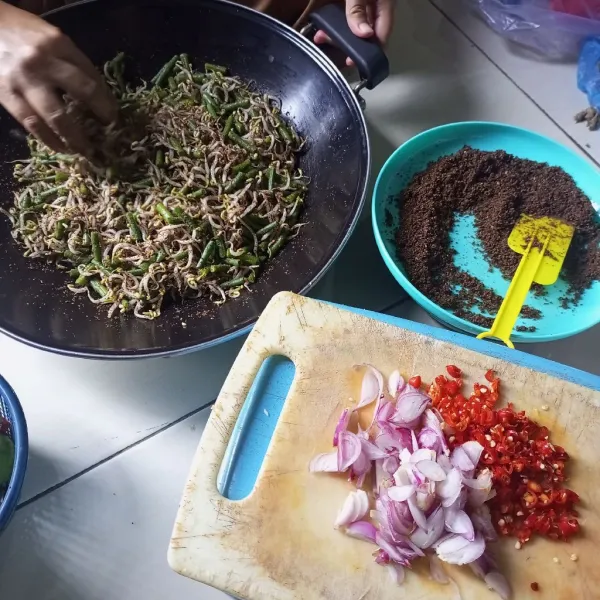 Campur sayuran bersama kelapa lalu aduk rata.