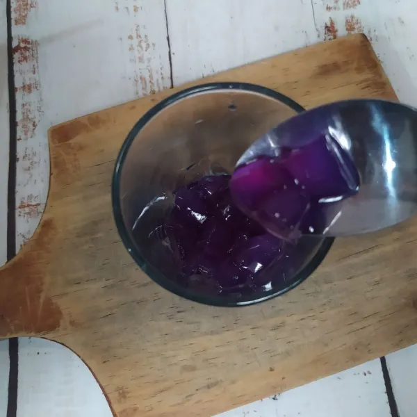 Masukkan manisan kolang-kaling ungu ke dalam gelas saji.