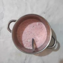 Kemudian tuang susu cair full cream.