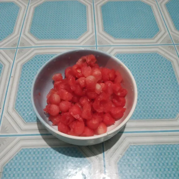 Buang biji semangka dan ambil daging buahnya.