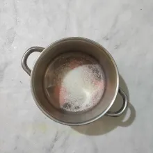 Dalam panci, masukkan bubuk agar-agar dan gula pasir.