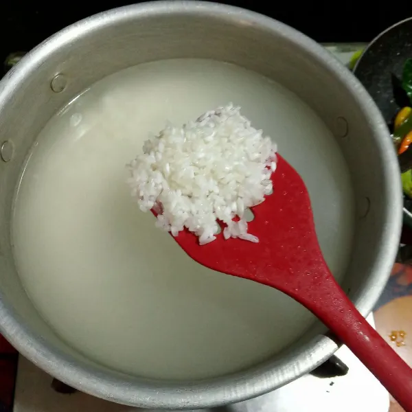Didihkan air lalu masukkan beras yang sudah dicuci.