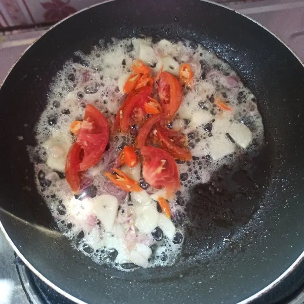 Setelah itu masukkan cabai merah dan tomat, aduk hingga layu.