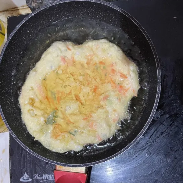 Goreng dengan minyak panas. Tiriskan