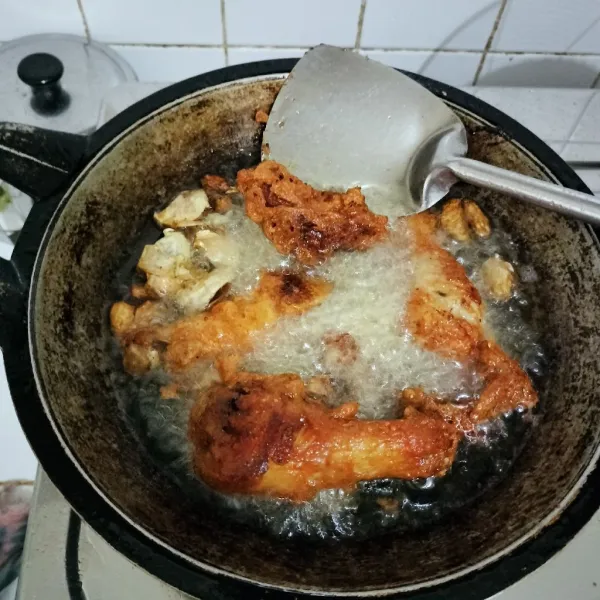 Panaskan kembali minyak dengan api besar, goreng ayam kembali selama +/- 3menit agar tekstur krispi.