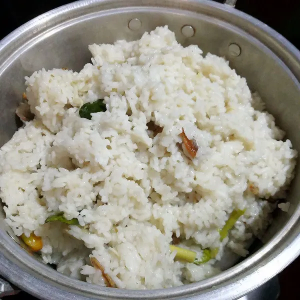 Panaskan dandang, kukus nasi sampai matang kurleb 20 menit 😉